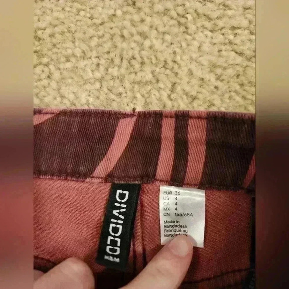 H&M Divided Red Zebra Wide Leg Jeans Size 4 26" Waist High Waisted #F177 - Picture 4 of 5